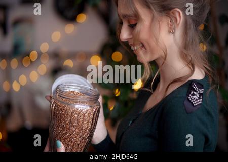 ragazza con una lattina di grano saraceno Foto Stock