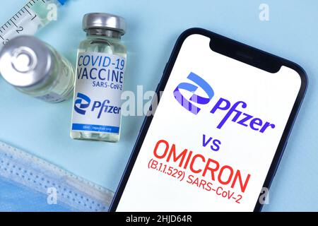 Kharkov, Ucraina - 27 gennaio 2022: Variante Phizer e Omicron del coronavirus. Concetto di Vaccinazione, salute e trattamento. Tavolo medico con vaccin Foto Stock