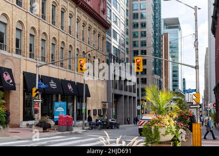 Ottawa, Canada - 14 ottobre 2021: Paesaggio urbano, vista sulla strada con crocevia e semafori nel centro della città. Foto Stock