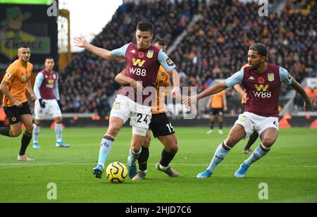 Aston Villa, calciatore Frederic Guilbert e Douglas Luiz Wolverhampton Wanderers contro Aston Villa allo Stadio Molineux 10/11/2019 - English Premier League Foto Stock