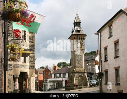 Powys, Galles, Gran Bretagna. Agosto Torre dell'Orologio nella piazza della città di Knighton con figura Foto Stock