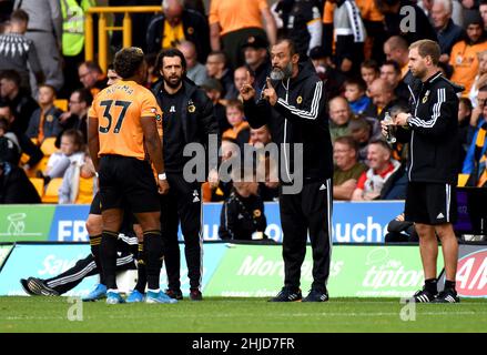 Nuno Espirito Santo, il direttore del pullman che impersona l'istruzione di Adama Traore. Wolverhampton Wanderers / Watford al Molineux Stadium 28/09/2019 - English Premier League Foto Stock