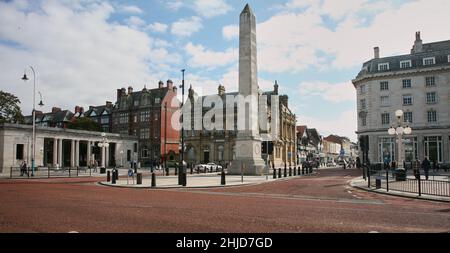 Southport Monument e monumento ai caduti che mostrano tarmac rosso Foto Stock