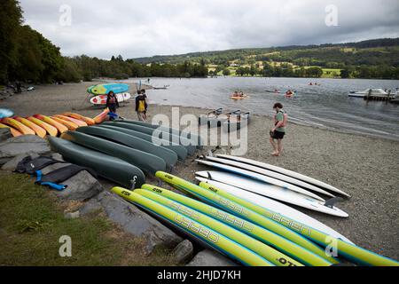 canoe e kayak a noleggio sulla spiaggia del distretto del lago coniston water coniston, cumbria, inghilterra, regno unito Foto Stock