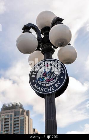 Ottawa, Canada - 14 ottobre 2021: Cartello Byward Market su lampione nel centro di Ottawa, Canada. Foto Stock