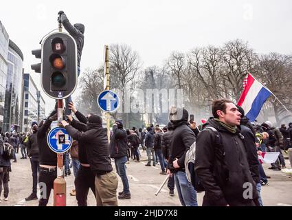 I manifestanti smantellano una telecamera di sorveglianza all'angolo di Wet Straat e Av de la Joyeuse Entrée durante la manifestazione. La fine della manifestazione di domenica nella città belga di Bruxelles e nel cuore dell'Unione europea è stata martorata da una piccola minoranza solo piegata alla violenza. Mentre più di 50.000 dimostranti provenienti da tutte le parti d'Europa hanno partecipato a una protesta contro le misure del coronavirus anti-governo che è passata senza incidenti. Una violenta minoranza accecata in nero, ha rovesciato il Distretto europeo, ha vandalizzato le automobili, sono state catapultate e gettate pietre e sradicato i cartelli stradali, il fronte del SEAE “UE Foto Stock