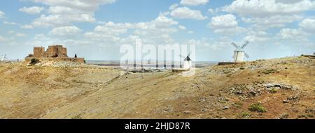 Drone punto di vista turisti in visita famosi mulini a vento a Consuegra città, simbolo di Castilla-la Mancha, mulini a vento e Castello di la Muela panoramica ima Foto Stock