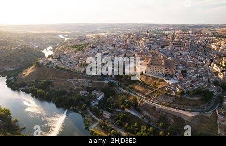 Vista aerea panoramica drone della città storica di Toledo. Castilla-la Mancha, dichiarata patrimonio dell'umanità dall'UNESCO. Viaggi e turismo, famoso Foto Stock