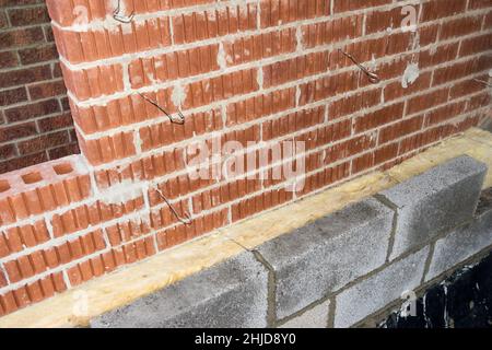 Una parete di cavità isolata in costruzione in un'estensione di casa, Inghilterra, Regno Unito Foto Stock