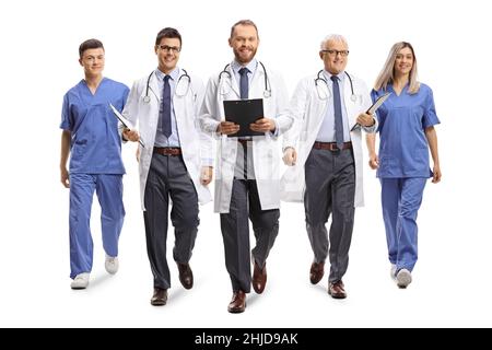 Squadra di medici e infermieri che camminano verso la macchina fotografica isolato su sfondo bianco Foto Stock