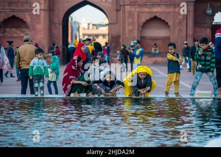 New Delhi, India. 28th Jan 2022. Le donne hanno visto eseguire l'ablazione prima di offrire preghiere alla Moschea di Jama Masjid. (Foto di Pradeep Gaur/SOPA Images/Sipa USA) Credit: Sipa USA/Alamy Live News Foto Stock