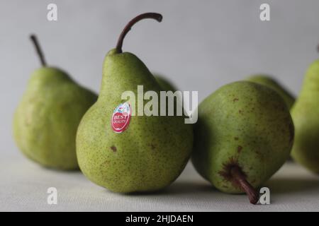 Mumbai, India, gennaio 20 2022: Succose pere aromatiche di colore verde con etichetta su di esso, a caso posto. Pere di marca. Colpo isolato su backgroun bianco Foto Stock