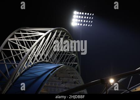 Huddersfield, Inghilterra, 28th gennaio 2022. I proiettori eliminano gli stand durante la partita del campionato Sky Bet al John Smith's Stadium, Huddersfield. Il credito dell'immagine dovrebbe leggere: Darren Staples / Sportimage Credit: Sportimage/Alamy Live News Foto Stock