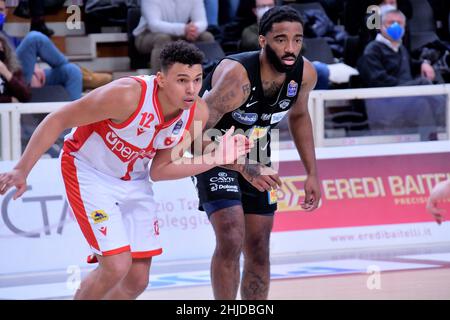 Trento, Italia. 28th Jan 2022. Justin Reyes (Openjobmetis Varese) durante il Campionato Italiano di Basket Energia Trentino vs Openjobmetis Varese, Campionato Italiano di Basket A Serie a Trento, Italia, Gennaio 28 2022 Credit: Agenzia fotografica indipendente/Alamy Live News Foto Stock