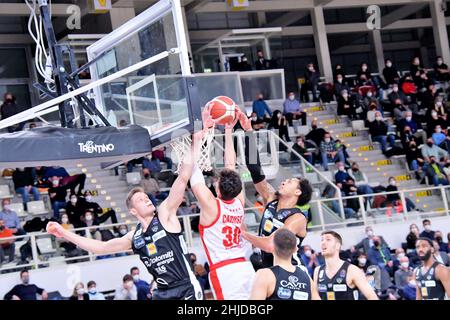 Trento, Italia. 28th Jan 2022. Guglielmo Caruso (Openjobmetis Varese) durante il Campionato Italiano di Basket Energia Trentino vs Openjobmetis Varese, Campionato Italiano di Basket a Serie a Trento, Italia, Gennaio 28 2022 Credit: Agenzia fotografica indipendente/Alamy Live News Foto Stock