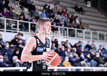 Trento, Italia. 28th Jan 2022. Luca conti Dolomiti energia trentino durante Dolomiti energia Trentino vs Openjobmetis Varese, Campionato Italiano di Basket a Serie a Trento, Italia, Gennaio 28 2022 Credit: Agenzia fotografica indipendente/Alamy Live News Foto Stock