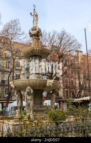 Primo piano della fontana dei giganti nella centrale Plaza Bib Rambla nella città di Granada. Andalusia. Spagna. Foto Stock