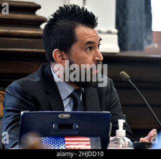 Kenosha, Wisconsin, Stati Uniti. 28th Jan 2022. Xavier Solis, avvocato della Fight Back Foundation, parla durante l'audizione sul legame di Kyle Rittenhouse presso il tribunale della contea di Kenosha venerdì 28 gennaio 2021. Il fuoco Rittenhouse utilizzato il 25 agosto 2020, è destinato ad essere distrutto dallo stato, mentre il suo $2 milioni di obbligazioni è destinato a essere distribuito alla Fondazione Fight Back, l'attore Ricky Schoreder, e a Richards e Dimmer SC, lo studio legale Racine che rappresentava Rittenhouse. Credit: ZUMA Press, Inc./Alamy Live News Foto Stock