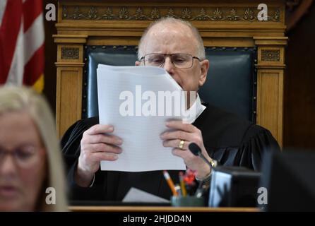 Kenosha, Wisconsin, Stati Uniti. 28th Jan 2022. Il giudice Bruce Schroeder legge la documentazione durante un'audizione per il legame di Kyle Rittenhouse al tribunale della contea di Kenosha venerdì 28 gennaio 2021. Il fuoco Rittenhouse utilizzato il 25 agosto 2020, è destinato ad essere distrutto dallo stato, mentre il suo $2 milioni di obbligazioni è destinato a essere distribuito alla Fondazione Fight Back, l'attore Ricky Schoreder, e a Richards e Dimmer SC, lo studio legale Racine che rappresentava Rittenhouse. Credit: ZUMA Press, Inc./Alamy Live News Foto Stock