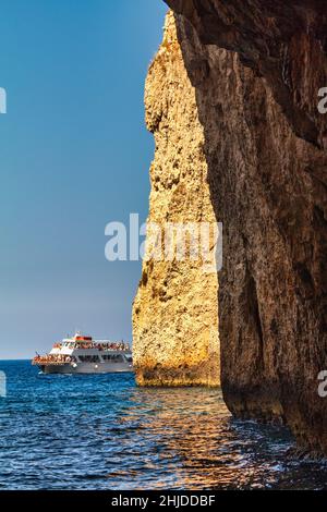 Crociera lungo l'isola di Paxos con grotte marine, vicino all'isola di Corfù, Grecia, Europa. Foto Stock