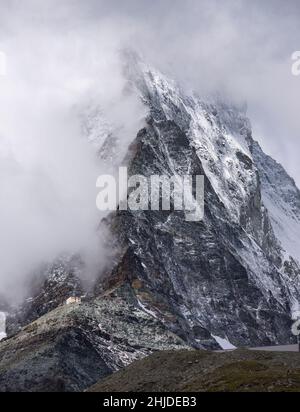 ZERMATT, SVIZZERA - il Rifugio Hornli, in basso a sinistra, e la faccia Nord del Cervino, una montagna alta 4.470 metri (14.692 piedi), nelle Alpi Pennine, ca Foto Stock