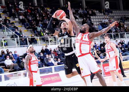 Trento, Italia. 28th Jan 2022. Jonathan Qilliams (Dolomiti energia Trentino) nel corso delle Dolomiti energia Trentino vs Openjobmetis Varese, Campionato Italiano di Basket a Serie a Trento, Italia, Gennaio 28 2022 Credit: Independent Photo Agency/Alamy Live News Foto Stock