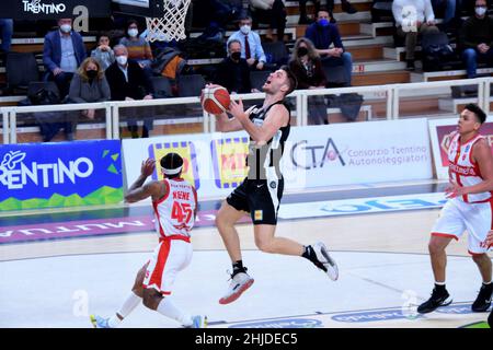 Trento, Italia. 28th Jan 2022. Luca conti (Dolomiti energia trentino) durante Dolomiti energia Trentino vs Openjobmetis Varese, Campionato Italiano di Basket A Serie a Trento, Italia, Gennaio 28 2022 Credit: Agenzia fotografica indipendente/Alamy Live News Foto Stock