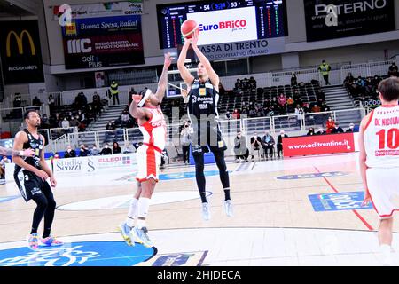 Trento, Italia. 28th Jan 2022. Diego Flaccadori (Dolomiti energia Trentino) nel corso delle Dolomiti energia Trentino vs Openjobmetis Varese, Campionato Italiano di Basket A Serie a Trento, Italia, Gennaio 28 2022 Credit: Agenzia fotografica indipendente/Alamy Live News Foto Stock