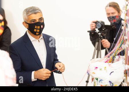 SOLO PER USO EDITORIALE il sindaco di Londra Sadiq Khan partecipa alla prima edizione britannica del 'Identity Tapestry' dell'artista americano Mary Corey March per il primo giorno di 'We are Lewisham', un programma di attività che celebra l'inizio del mandato di Lewisham come il sindaco London Borough of Culture 2022. Data foto: Venerdì 28 gennaio 2022. Foto Stock