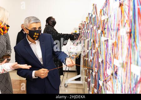 SOLO PER USO EDITORIALE il sindaco di Londra Sadiq Khan partecipa alla prima edizione britannica del 'Identity Tapestry' dell'artista americano Mary Corey March per il primo giorno di 'We are Lewisham', un programma di attività che celebra l'inizio del mandato di Lewisham come il sindaco London Borough of Culture 2022. Data foto: Venerdì 28 gennaio 2022. Foto Stock