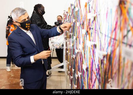 SOLO PER USO EDITORIALE il sindaco di Londra Sadiq Khan partecipa alla prima edizione britannica del 'Identity Tapestry' dell'artista americano Mary Corey March per il primo giorno di 'We are Lewisham', un programma di attività che celebra l'inizio del mandato di Lewisham come il sindaco London Borough of Culture 2022. Data foto: Venerdì 28 gennaio 2022. Foto Stock