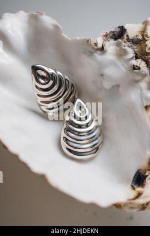 orecchini in argento sterling a forma di goccia smerlato in guscio di ostrica Foto Stock