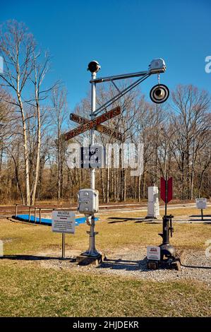 Vintage, vecchio, antico, autoflag wig-wag treno segnale di attraversamento al cuore del Dixie Railroad Museum a Calera Alabama. Foto Stock