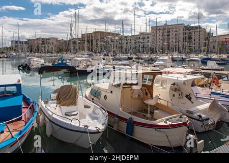 Barche e barche a la Cala Port, Palermo, Sicilia, Italia Foto Stock