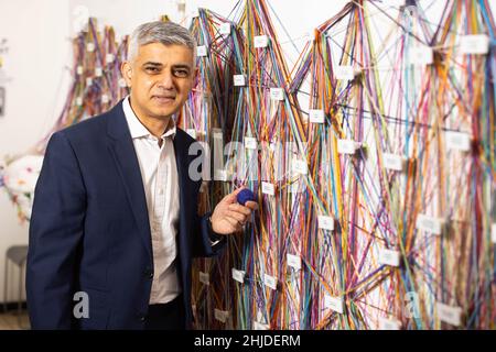 SOLO PER USO EDITORIALE il sindaco di Londra Sadiq Khan partecipa alla prima edizione britannica del 'Identity Tapestry' dell'artista americano Mary Corey March per il primo giorno di 'We are Lewisham', un programma di attività che celebra l'inizio del mandato di Lewisham come il sindaco London Borough of Culture 2022. Data foto: Venerdì 28 gennaio 2022. Foto Stock