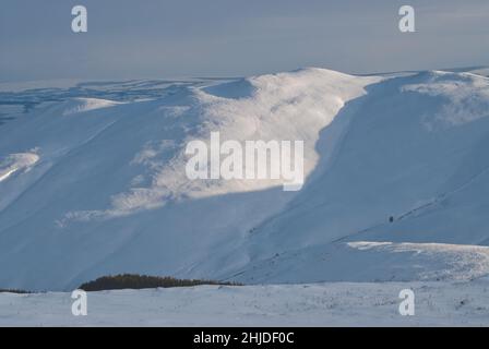 Piste da sci su legge scagliata. Una vista invernale innevata da Black Hill verso la Scald Law e East Kip. Foto Stock