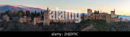 Palazzo e fortezza Complesso Alhambra con Comares torre, Palacios Nazaries e Palazzo di Carlo V durante il tramonto a Granada, Andalusia, Spagna Foto Stock