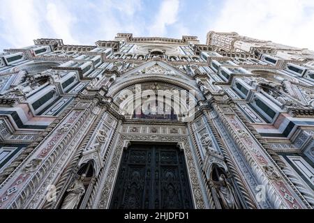 Firenze, Italia. Gennaio 2022. Dettaglio della porta d'ingresso della basilica di Santa Maria del Fiore nel centro della città Foto Stock