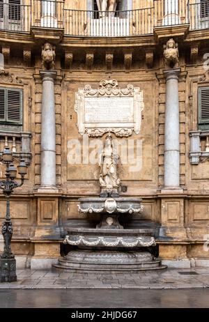 Fontana che rappresenta la stagione invernale a quattro Canti, Palermo, Sicilia, Italia Foto Stock