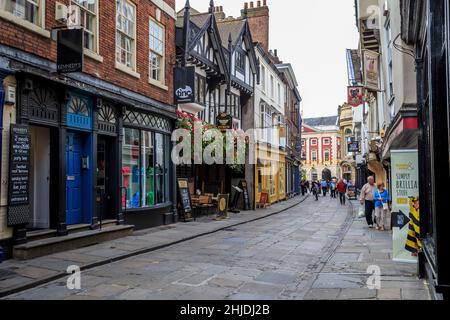YORK, GRAN BRETAGNA - 9 SETTEMBRE 2014: Questa è una delle strade del centro storico della città vecchia. Foto Stock