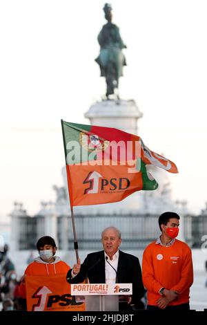 Lisbona, Portogallo. 28th Jan 2022. Rui Rio, leader dell'opposizione e presidente del Partito socialdemocratico (PSD), ha tenuto un discorso durante un raduno di strade in vista delle elezioni generali del Portogallo, tenutesi a Lisbona, in Portogallo, il 28 gennaio 2022. Il Portogallo tiene le prime elezioni generali il 30 gennaio 2022, due anni prima che il Parlamento abbia respinto il bilancio statale 2022 del governo socialista minoritario nel novembre 2021, portando il Presidente Marcelo Rebelo de Sousa a convocare elezioni anticipate. Credit: ZUMA Press, Inc./Alamy Live News Foto Stock