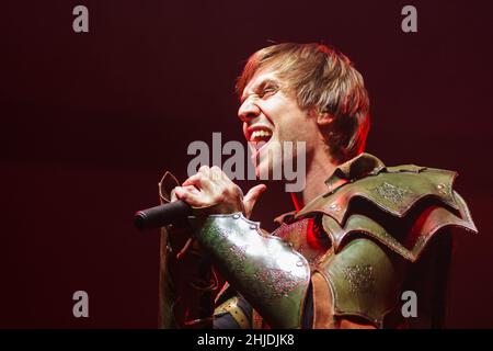 Gloryhammer, band sinfonica britannica power metal, autodescritta come eroica fantasy power metal: Thomas Laszlo Winkler aka Angus McFife XIII (voce principale). Concerto al Wartenberg Oval di Wartenberg-Angersbach vicino a Fulda, Germania, 18th gennaio 2017, come supporto per la band Hammerfall, Built to Tour 2017. Foto Stock