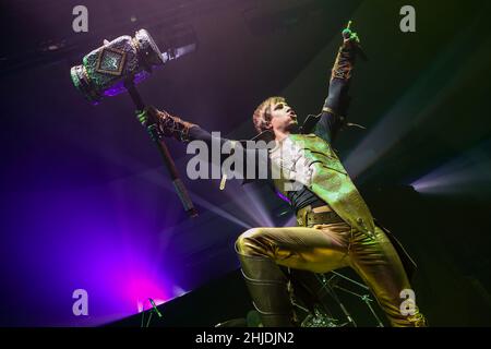 Gloryhammer, band sinfonica britannica power metal, autodescritta come eroica fantasy power metal: Thomas Laszlo Winkler aka Angus McFife XIII (voce principale). Concerto al Wartenberg Oval di Wartenberg-Angersbach vicino a Fulda, Germania, 18th gennaio 2017, come supporto per la band Hammerfall, Built to Tour 2017. Foto Stock