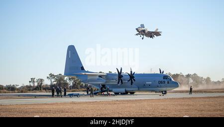 I Marines degli Stati Uniti ed i loro velivoli dimostrano alcune delle loro capacità al Marine Corps Auxiliary Landing Field (MCALF) Bogue, Carolina del Nord, 27 gennaio 2022. Ciò faceva parte di una dimostrazione di Expeditionary Advanced Based Operations che è stata presentata al Segretario della Marina Carlos del Toro, durante la sua sosta a MCALF Bogue. (STATI UNITI Foto del corpo marino di Lance CPL. Jacob Bertram) Foto Stock