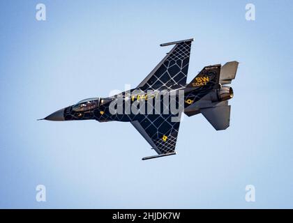 Un pilota assegnato al team dimostrativo F-16 Viper esegue un Dedication Pass alla base dell'aeronautica militare Shaw, S.C., 26 gennaio 2022. Il Dedication pass è un saluto aereo per i membri del servizio sia passati che presenti. (STATI UNITI Air Force foto di Senior Airman Madeline Herzog) Foto Stock