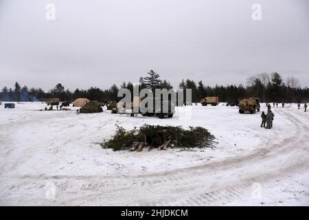 I soldati dell'esercito degli Stati Uniti assegnati a 1st battaglione, 120th reggimento di artiglieria del campo, Guardia Nazionale dell'esercito del Wisconsin, implementano esercitazioni di battaglia come la reazione ad attacchi chimici simulati e ad altre forme di contatto nemico durante il Northern Strike 22-1/"Winter Strike", Camp Grayling Joint Mansion Training Center, Michigan, 27 gennaio 2022. Northern Strike 22-1/“Winter Strike” è un esercizio sponsorizzato dal National Guard Bureau che unisce membri del servizio di diversi stati degli Stati Uniti e forze partner dal 21 al 30 gennaio 2022 a Camp Grayling e al Centro di addestramento per la preparazione al combattimento di Alpena, che insieme compongono i Nati Foto Stock