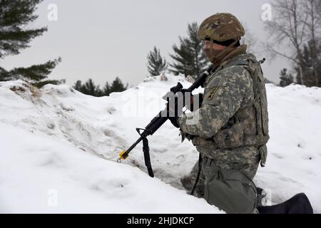 I soldati dell'esercito degli Stati Uniti assegnati a 1st battaglione, 120th reggimento di artiglieria del campo, Guardia Nazionale dell'esercito del Wisconsin, implementano esercitazioni di battaglia come la reazione ad attacchi chimici simulati e ad altre forme di contatto nemico durante il Northern Strike 22-1/"Winter Strike", Camp Grayling Joint Mansion Training Center, Michigan, 27 gennaio 2022. Northern Strike 22-1/“Winter Strike” è un esercizio sponsorizzato dal National Guard Bureau che unisce membri del servizio di diversi stati degli Stati Uniti e forze partner dal 21 al 30 gennaio 2022 a Camp Grayling e al Centro di addestramento per la preparazione al combattimento di Alpena, che insieme compongono i Nati Foto Stock