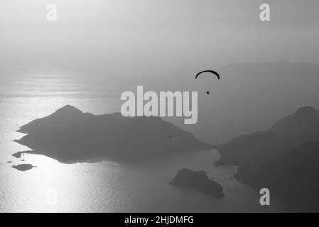 Parapendio oltre le montagne Foto Stock