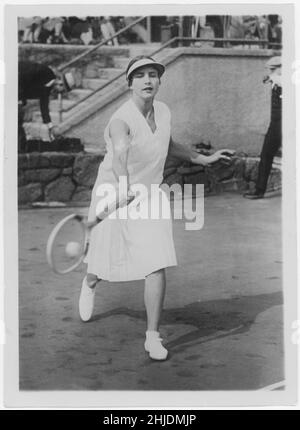 Helen Wills. Teenista americano. Ottobre 6 1905 - gennaio 1 1998. Conosciuto anche con i suoi nomi sposati Helen Wills Moody e Helen Wills Roark. Divenne famosa per la sua posizione di punta nel tennis femminile per un totale di nove anni: 1927–33, 1935 e 1938. Ha vinto 31 titoli del torneo Grand Slam (singoli, doppi e doppi misti) durante la sua carriera, compresi 19 titoli singoli. Wills è stata la prima atleta americana a diventare una celebrità globale, facendo amicizia con regine e stelle cinematografiche nonostante la sua preferenza per rimanere fuori dal crepuscolo. Fu ammirata per il suo grazioso fisico Foto Stock