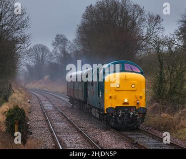 La ferrovia nazionale Musei classe 55 deltic locomotiva 55002 sulla piccola linea ferroviaria nord-occidentale con una costa ovest ferrovie treno a vuoto stock Foto Stock